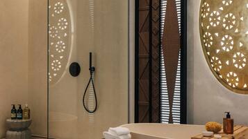 Villa Royal (Lula) | Bagno | Combinazione doccia/vasca, set di cortesia gratuito, asciugacapelli