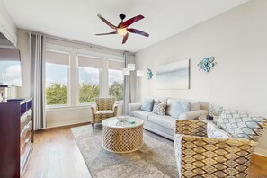 TV - Beautiful condo with private W/D & pool - a mile and a half to the beach (Miramar Beach)