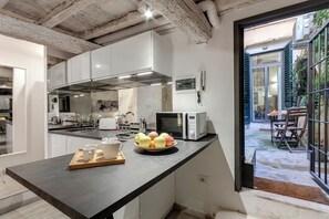 Studio | Private kitchen | Full-sized fridge, microwave, stovetop, toaster - Mamo Florence - Charlie's Apartments (Florence)