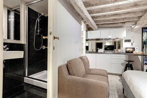 Studio | Bathroom | Shower, hair dryer, bidet, towels - Mamo Florence - Charlie's Apartments (Florence)