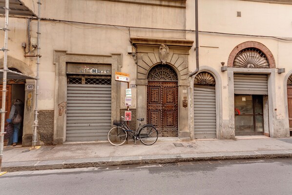 Front of property - Mamo Florence - Charlie's Apartments (Florence)