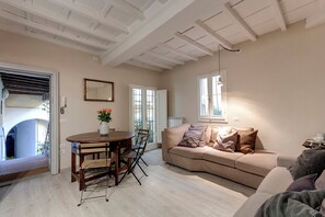 Apartment | Wohnbereich | 20-Zoll-Flachbildfernseher mit Digitalempfang