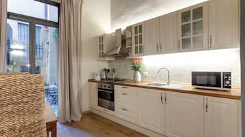 Loft | Private kitchen | Full-size fridge, microwave, stovetop, toaster