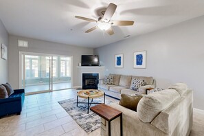 Una televisión, una chimenea