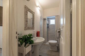 A modern bathroom with a white sink, mirror, and toilet. - Casa delle Travi by Wonderful Italy (Palermo)