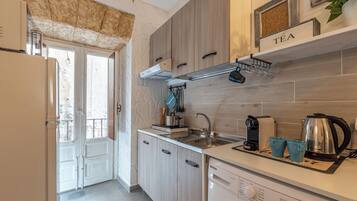 Apartamento | Cozinha privada | Geladeira, micro-ondas, cooktop, máquina de café expresso