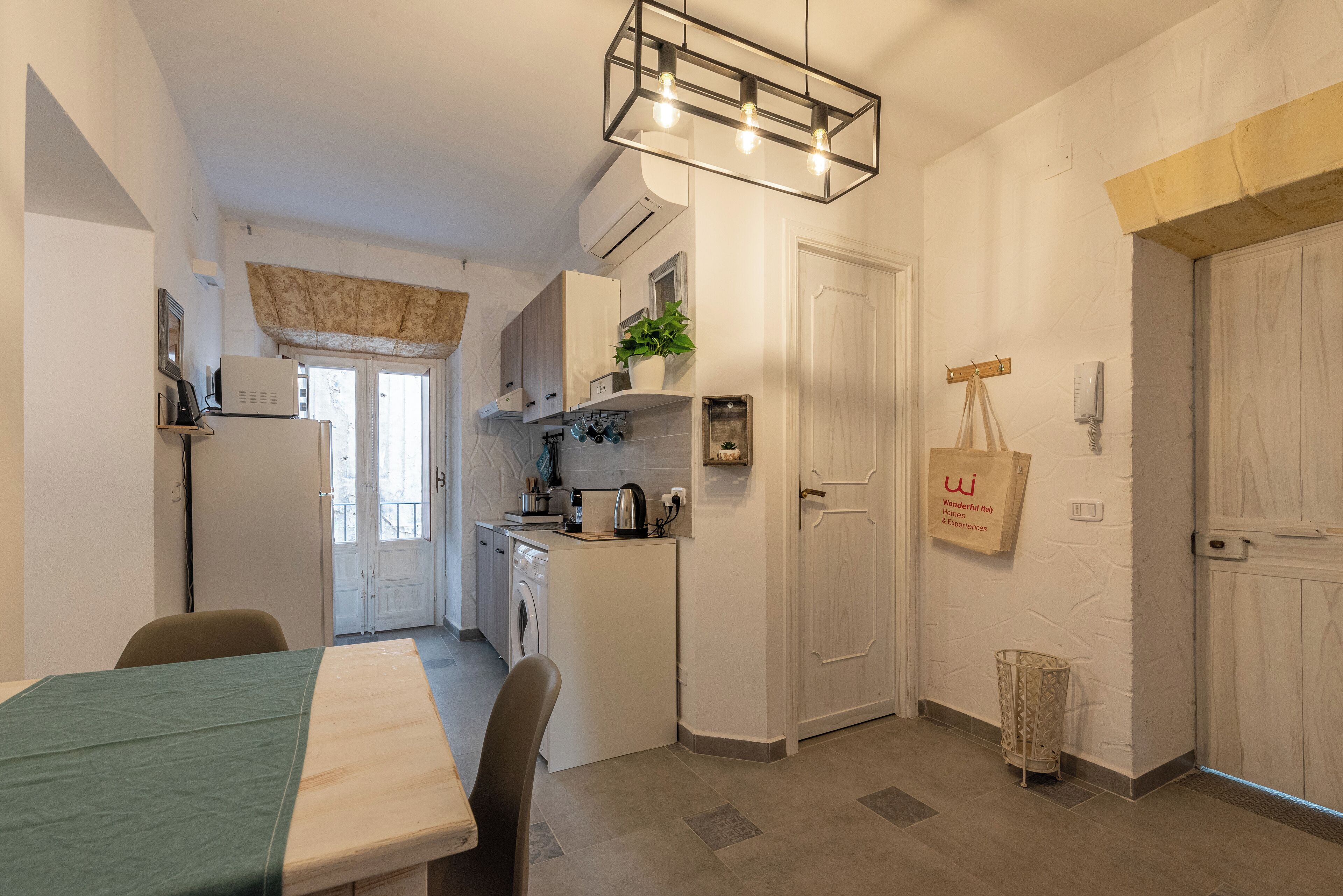 公寓 | 起居区 | 32-英寸纯平电视（配备有线频道）