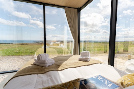 Spa. TYNE - OOD MIRROR HOUSES AT ARBIKIE DISTILLERY WITH SAUNA,
LUNAN BAY, SCOTLAND