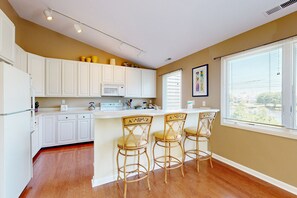 Kjøleskap, mikrobølgeovn, ovn og kokeplater