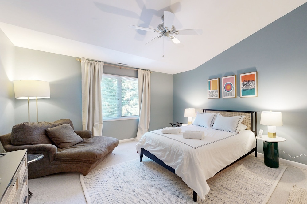 Spring Lake Condo with balcony, free WIFI, W/D, shared pool Sussex