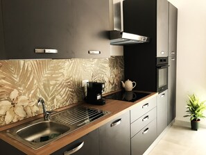 Kylskåp, ugn, spishäll och kaffe- och tebryggare