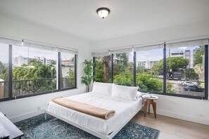 2 bedrooms, iron/ironing board, travel crib, free WiFi - Comfort and Style 2 Bed 1 bath 2 min to the Beach! (Bay Harbor Islands)