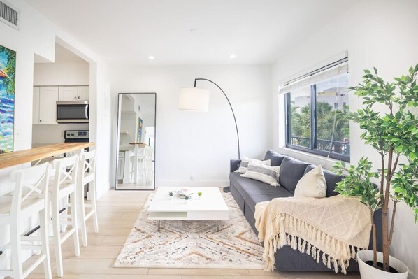 Smart TV - Comfort and Style 2 Bed 1 bath 2 min to the Beach! (Bay Harbor Islands)