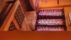 Eine Treppe mit floralen Vorhängen und einem Fenster mit kreisförmigem Design.
