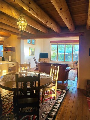 Interior - El Adobe - Classic Taos Charm (El Prado)