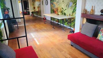 Comfort villa, niet-roken, privézwembad | Woonruimte | Televisie