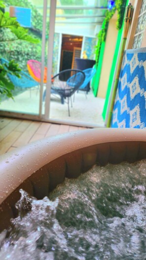 Sauna, tina de hidromasaje, masajes deportivos y masajes 