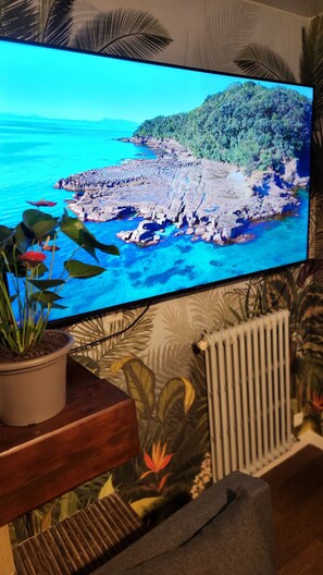 Villa Confort, para no fumadores, alberca privada | Área de sala de estar | Televisión 