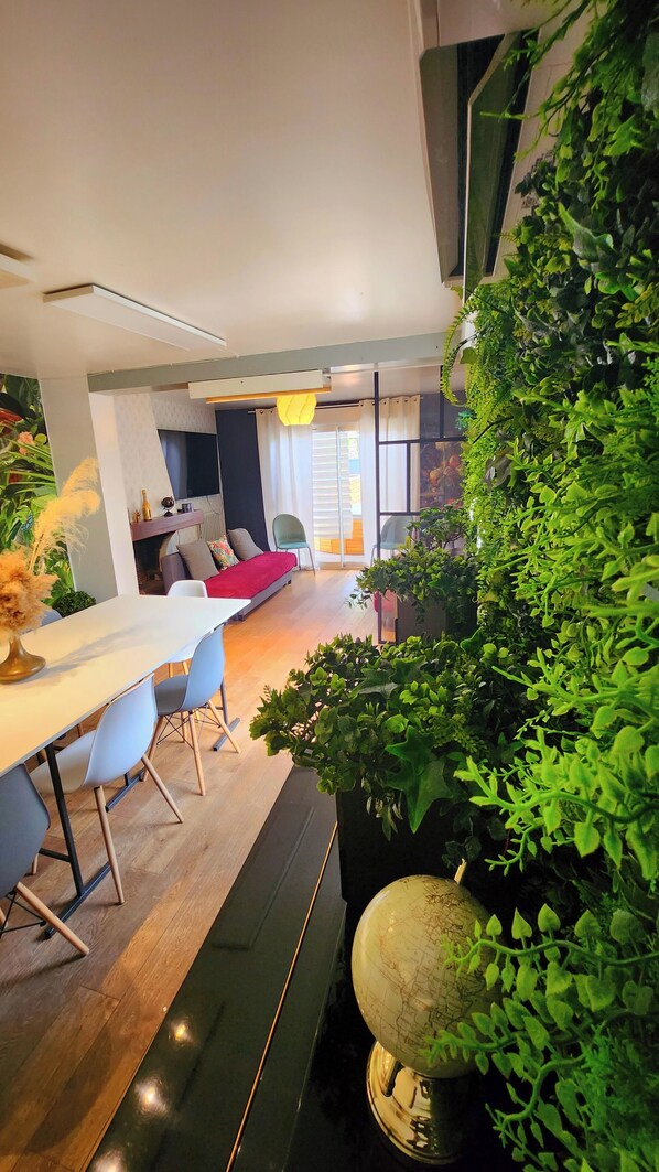 Villa Confort, para no fumadores, alberca privada | Área de sala de estar | Televisión 