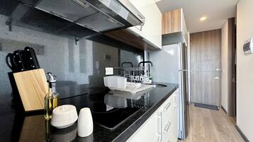 Refrigerador, cafetera y tetera, utensilios de cocina y comedor