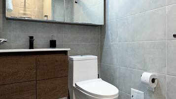 Secadora de cabello, toallas, jabón, shampoo