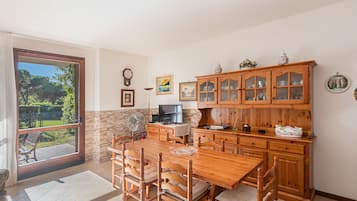 Apartment | Living area | 35-cm TV with digital channels