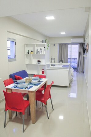 خزنة داخل الغرفة وطراز فريد لكل وحدة وستائر تعتيم ومكواة/لوح كي