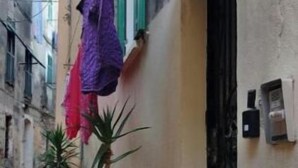 Un vicolo stretto con un edificio sulla destra. Sullo stabile è affisso il numero 10.