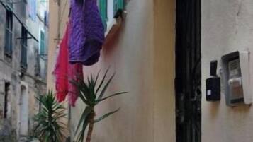 Un estrecho callejón con un edificio a la derecha. Un cartel en el edificio muestra el número 10.
