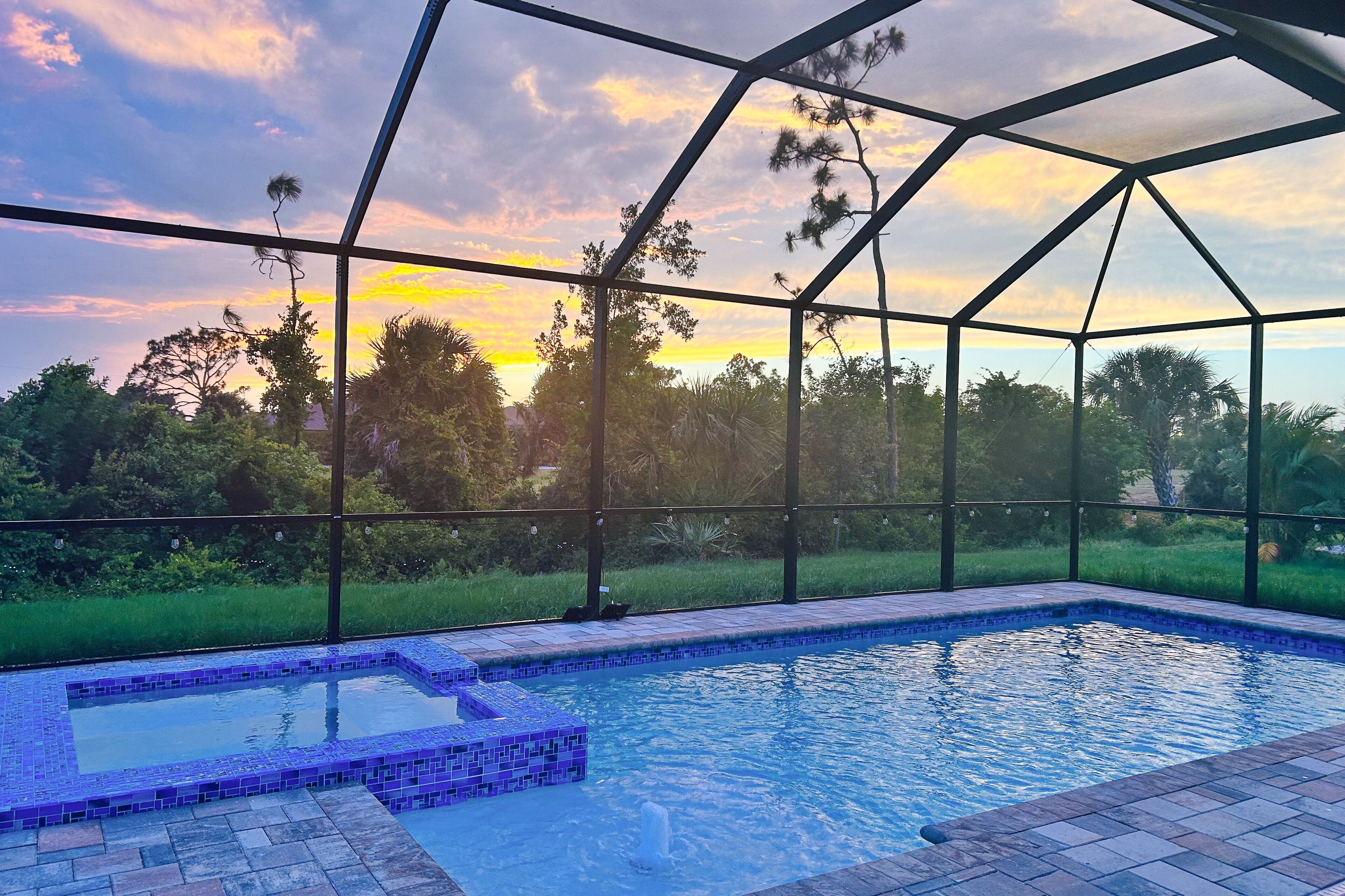 Charming retreat w/ private lanai, heated pool,on the golf course- near beaches