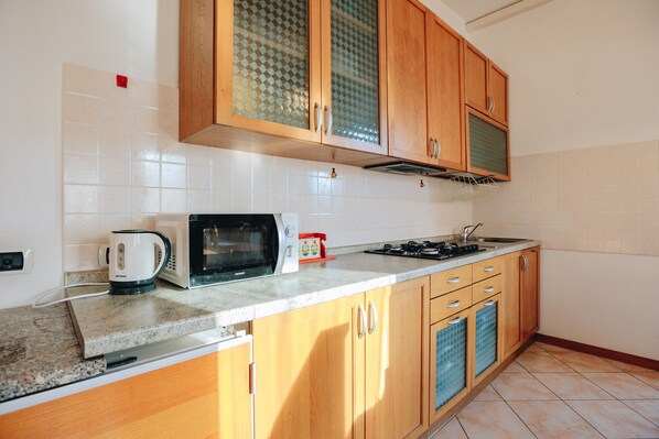 Kühlschrank, Mikrowelle, Wasserkocher mit Kaffee-/Teezubehör