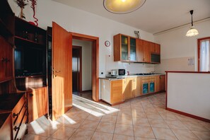 ثلاجة، ميكروويف، ماكينة لصنع القهوة/الشاي، غلّاية كهربائية