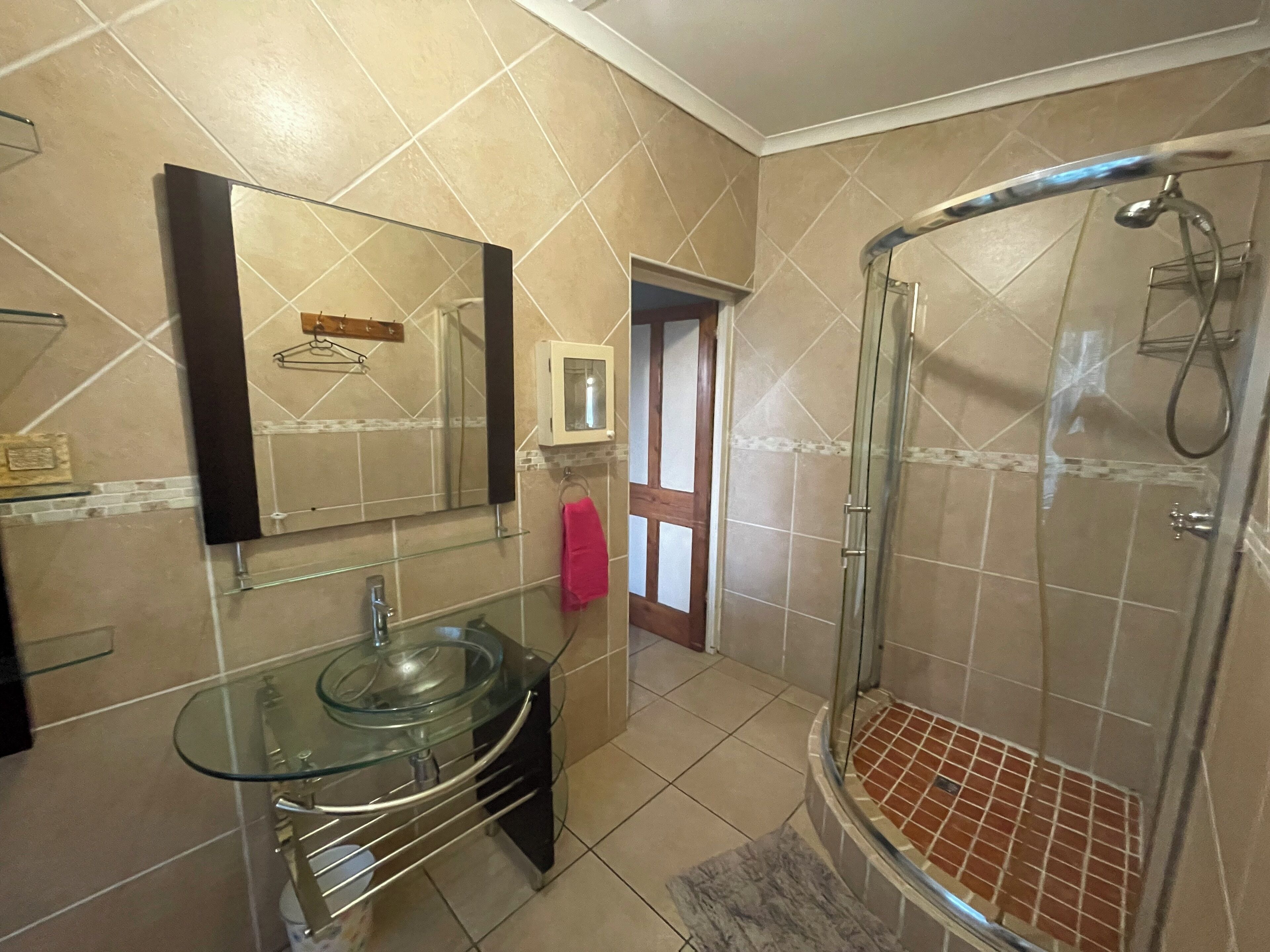 Douche, serviettes fournies, papier toilette
