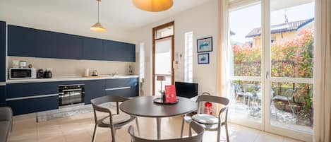 Apartment, Terrasse, Gartenblick | Eigene Küche | Kühlschrank, Mikrowelle, Ofen, Herdplatte