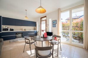 Căn hộ, sân hiên, quang cảnh vườn | Bếp riêng | Tủ lạnh, lò vi sóng, lò nướng, bếp nấu