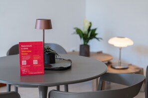 Appartement, terras, uitzicht op tuin | Woonruimte | Een 35-inch televisie met digitale zenders