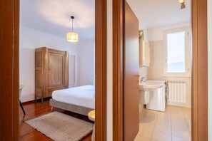Appartement, terras, uitzicht op tuin | 1 slaapkamer, een strijkplank/strijkijzer, gratis wifi, beddengoed
