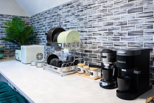 Vintage Arcade Apt with Parking