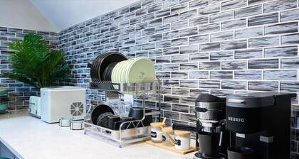 Vintage Arcade Apt with Parking