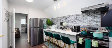 Geladeira, micro-ondas, fogão, cooktop