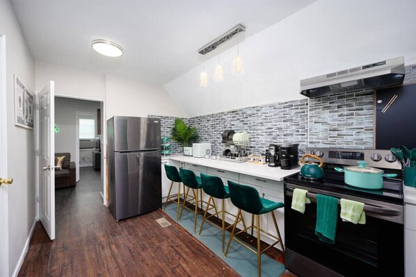 Réfrigérateur, micro-ondes, four, plaque de cuisson