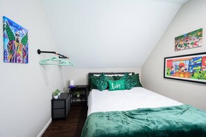 1 chambre, bureau, fer et planche à repasser, lit parapluie
