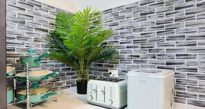 Vintage Arcade Apt with Parking