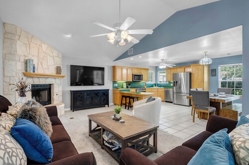 CASA LAGO on Lake LBJ, A Zenful Retreat; Game Room; Canal Front; Putting Green