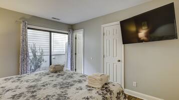 3 bedrooms, iron/ironing board, internet, bed sheets