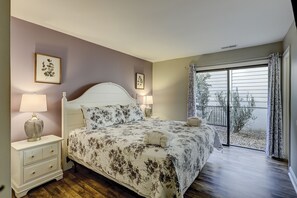 3 bedrooms, iron/ironing board, Internet, bed sheets - Sunny resort home in Sea Pines Resort near marina & shopping (Hilton Head)