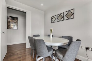 Dining - Three Bedroom Apartment in City Reach (London)