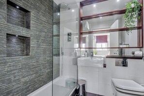 Standard Apartment, 3 Bedrooms, Non Smoking, Kitchenette | Bathroom
