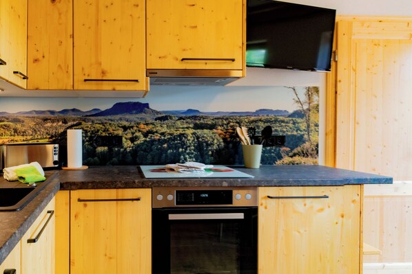 Kjøleskap, ovn, kokeplater og oppvaskmaskin