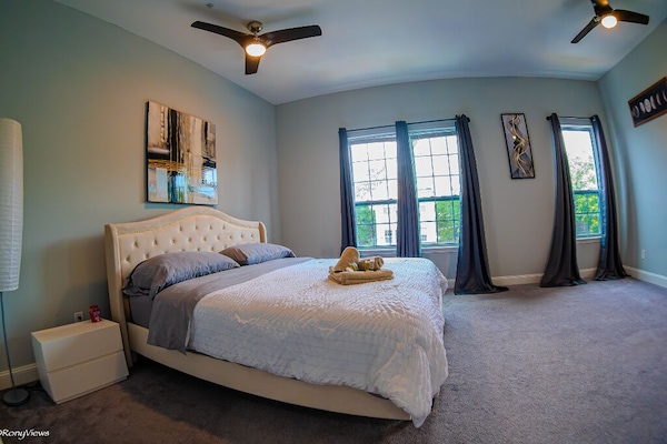 6 bedrooms, desk, iron/ironing board, travel crib